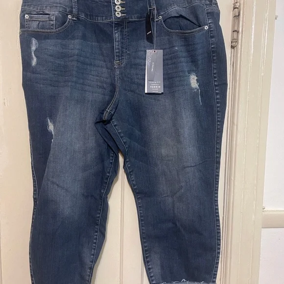 Torrid Premium Women Blue Denim Flat Front Distressed Raw Hem Capri Pants 26 NEW - Picture 4 of 12